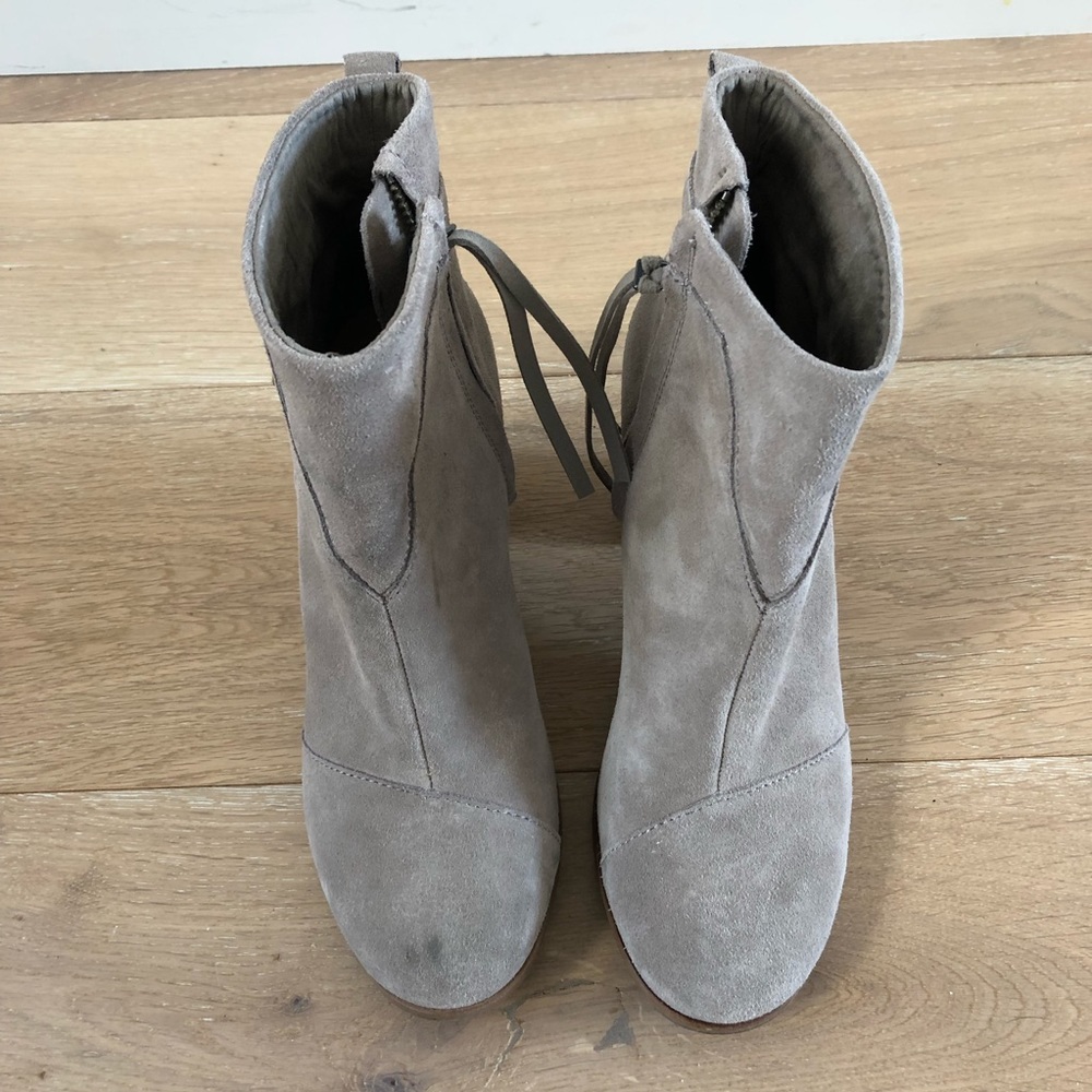 TOMS 8.5 light brown suede ankle booties